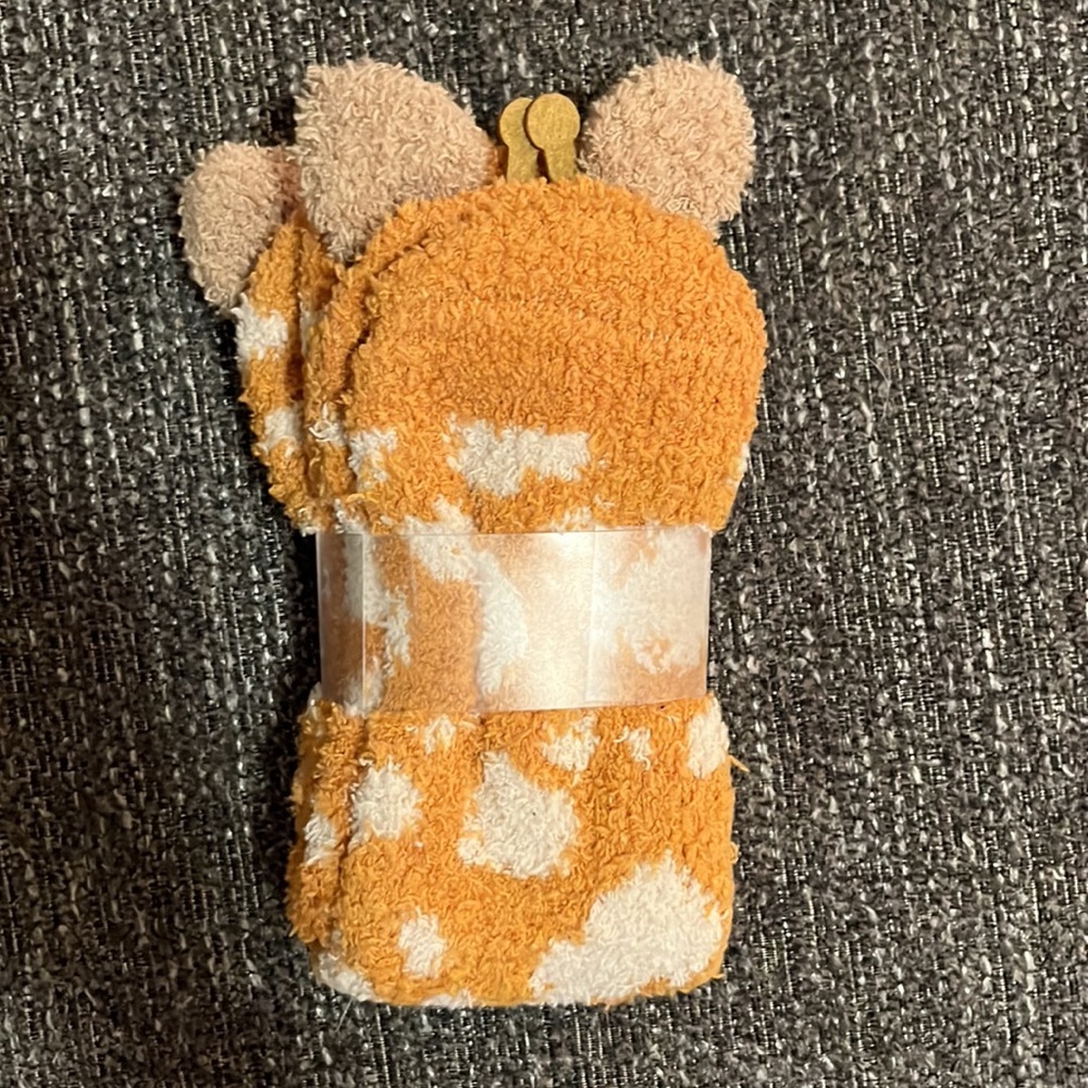 Giraffe Fuzzy Socks - Picture 3 of 3
